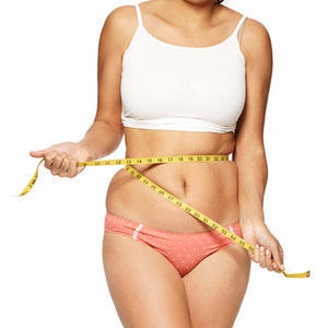 Meitene ar lieko svaru mēra vidukli
